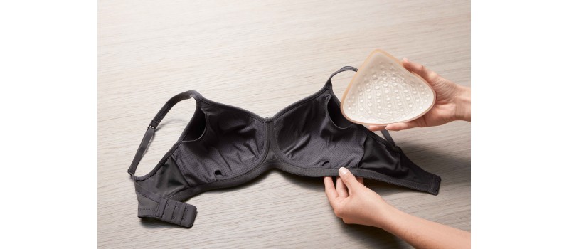 Protheses that fit well into an underwire bra